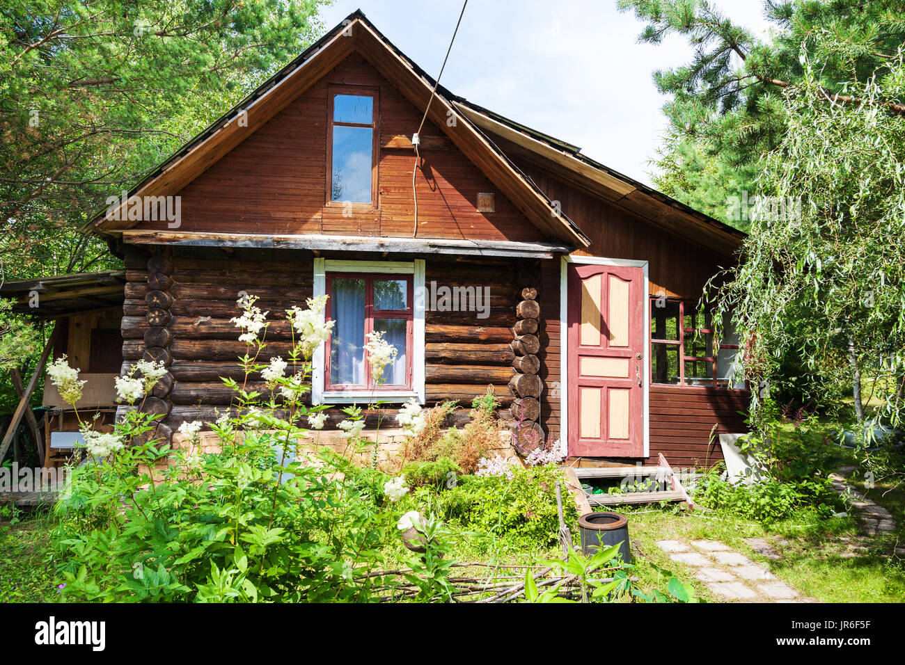 Vue avant du maison de bois dans village russe en journée ensoleillée Banque D'Images