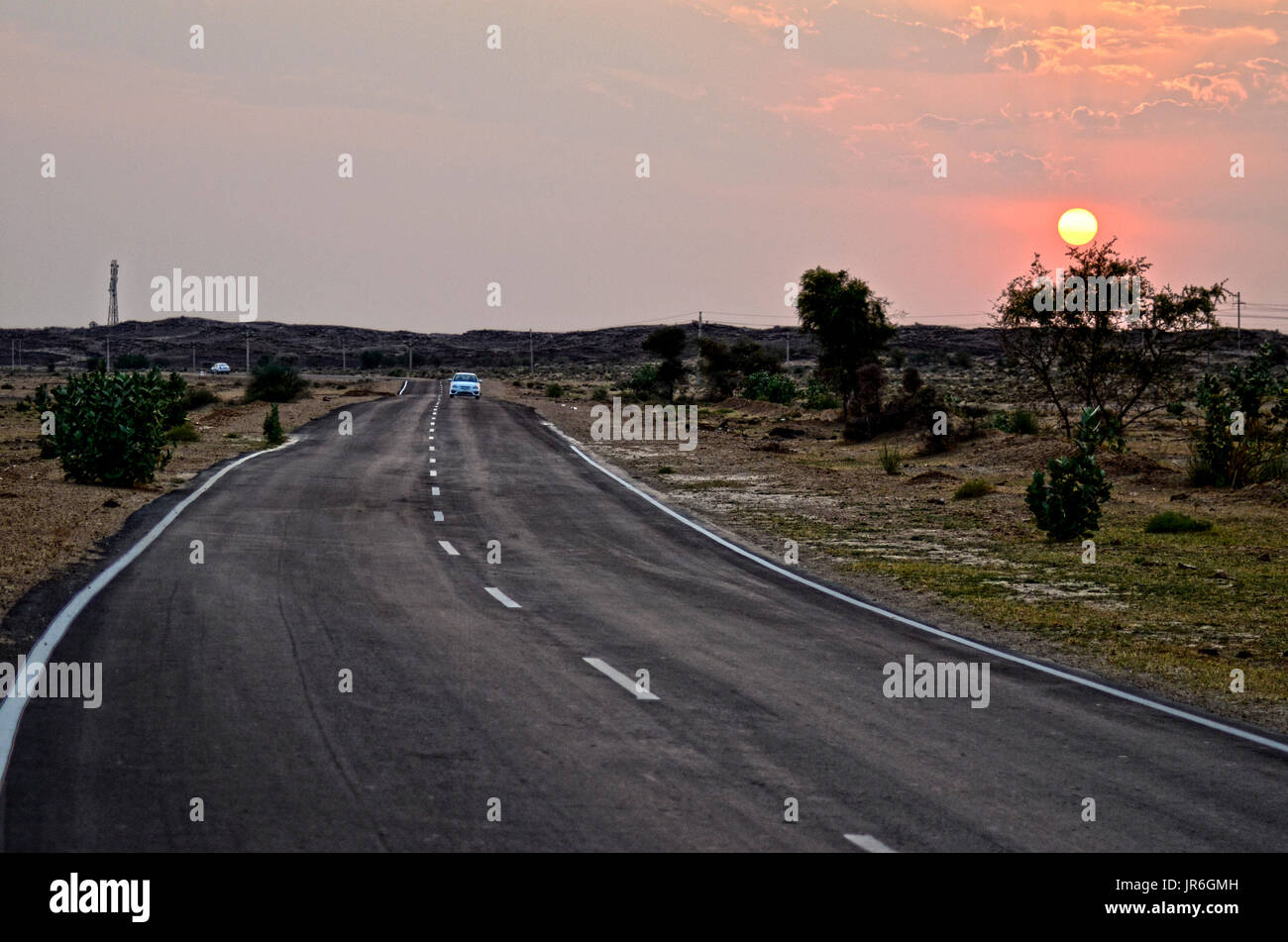 Magnifique Coucher de soleil dans le désert Banque D'Images