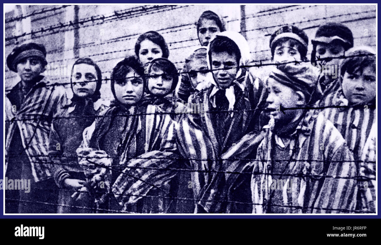 AUSCHWITZ les enfants prisonniers se cachent derrière une clôture barbelée dans le célèbre camp de la mort nazi d'Auschwitz, dans le sud de la Pologne occupée. Banque D'Images