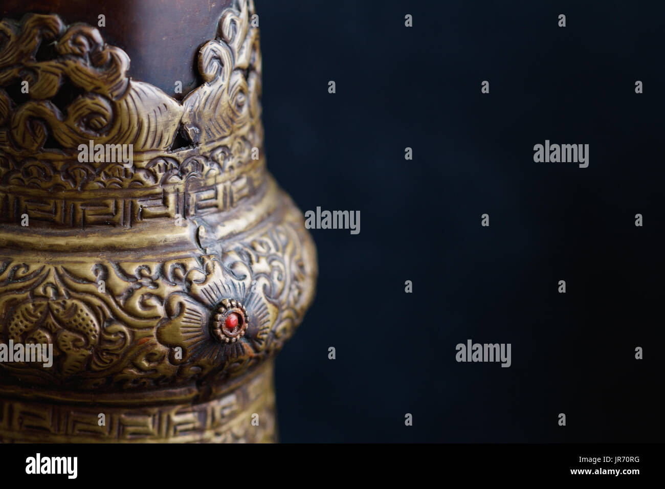 Close-up de l'ornement d'une vieille trompette tibétaine. Instrument de musique religieuse du bouddhisme tibétain. Banque D'Images