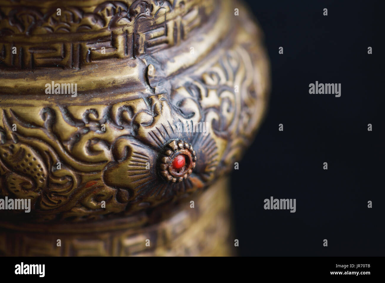 Close-up de l'ornement d'une vieille trompette tibétaine. Instrument de musique religieuse du bouddhisme tibétain. Banque D'Images