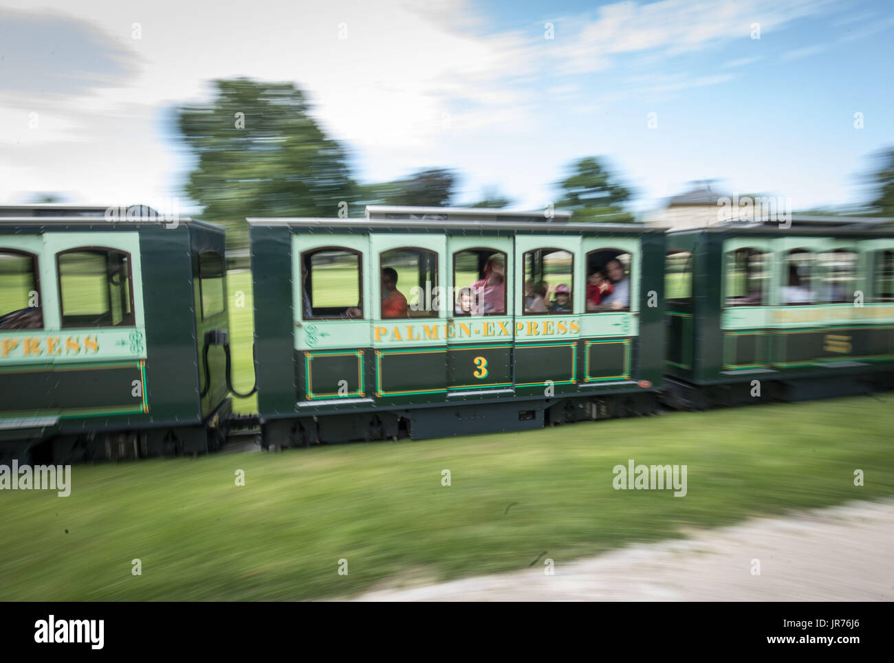 Dpatop - Visiteurs ride l 'Palmen Express' dans le train dans les jardins botaniques Palmengarten Frankfurt am Main, Allemagne, le 3 août 2017. Autour de 20 millions d'euros doivent être investis dans la rénovation des jardins. Photo : Frank Rumpenhorst/dpa Banque D'Images