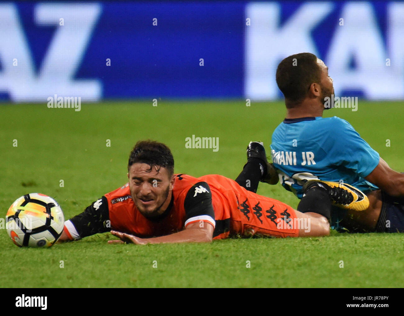 Saint-pétersbourg, Russie. 3e août, 2017. La Russie. Saint-pétersbourg. Le 3 août 2017. Les joueurs du FC Bney Iyeguda de Stav terminer et C.F. Zenit de Hernani (de gauche à droite) dans le match de l'UEFA Europa League entre le Zenit equipes (Russie, Saint-Pétersbourg) et ''Bney Iyeguda' Credit : Andreï Pronin/ZUMA/Alamy Fil Live News Banque D'Images