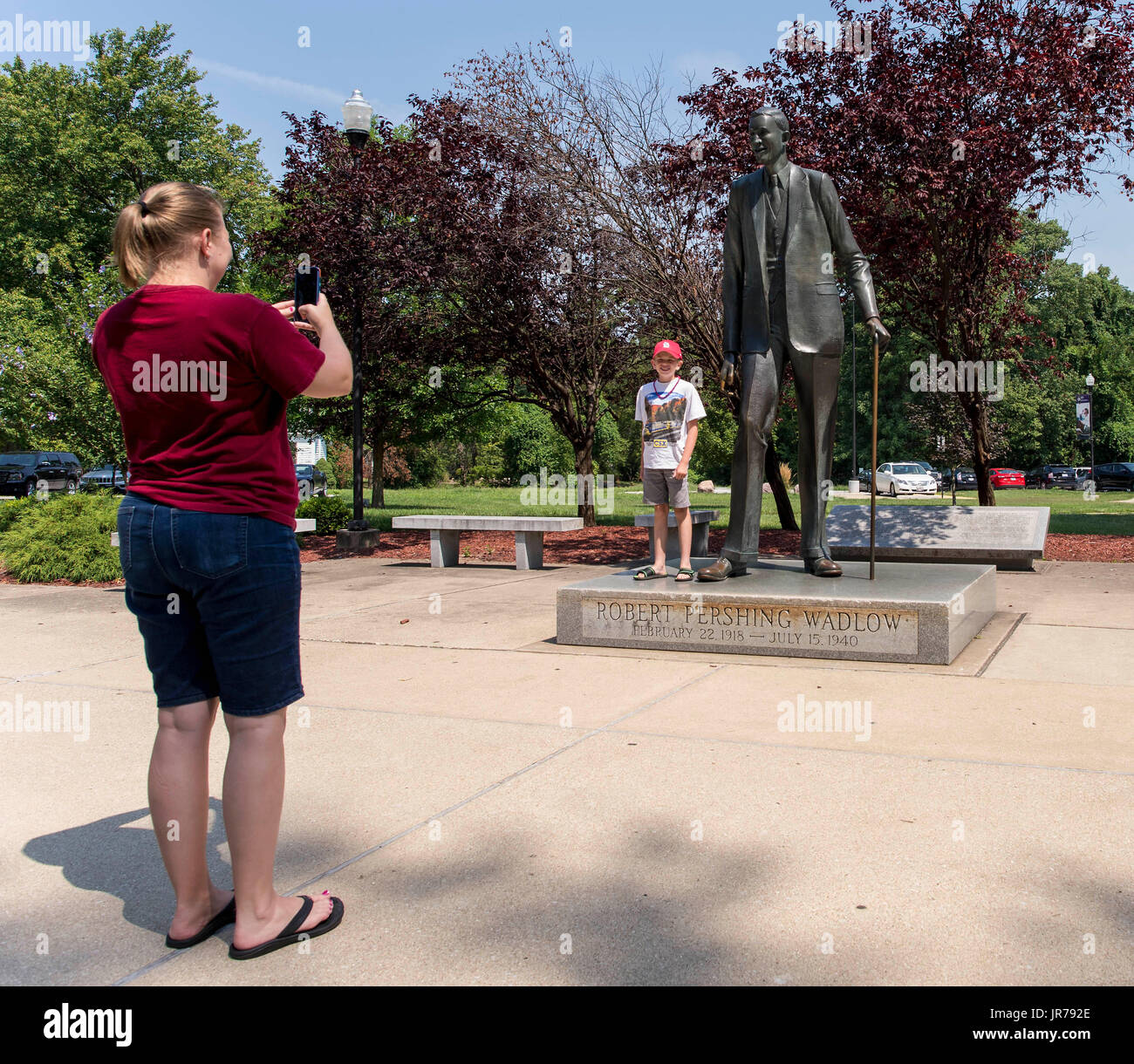 Alton, Illinois, USA. 06Th Aug, 2017. Une statue de Robert Wardlow, l'homme le plus grand du monde à 8'11'', à Alton, Illinois, une petite ville sur la rivière Mississippi. Né en 1918 à Alton, Wardlow était un géant de l'hypophyse qui, à l'âge de neuf ans, était déjà 6 pieds 2. Il a brièvement rejoint le cirque Ringling Bros Circus, et il a été un ambassadeur de bonne volonté pour l'International Shoe Company wihich lui a fourni sa taille 37 chaussures, mais sa taille à l'origine de nombreux problèmes médicaux et il est mort en 1940 d'une infection causée par une ampoule sur son pied. Crédit : Brian Cahn/ZUMA/Alamy Fil Live News Banque D'Images