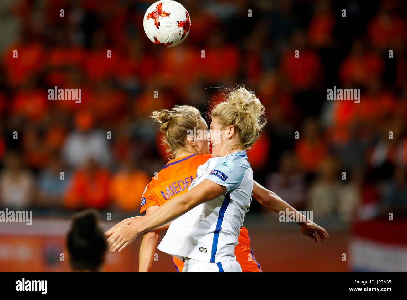 Enschede, Pays-Bas. 3e août, 2017. Vivianne Miedema (L) des Pays-Bas se bat avec Millie Bright de l'Angleterre au cours d'une des femmes de l'UEFA EURO 2017 Tournoi de soccer match de demi-finale entre les Pays-Bas et l'Angleterre à Enschede, aux Pays-Bas, du 3 août 2017. Pays-bas a gagné le match avec 3-0. Credit : Ye Pingfan/Xinhua/Alamy Live News Banque D'Images