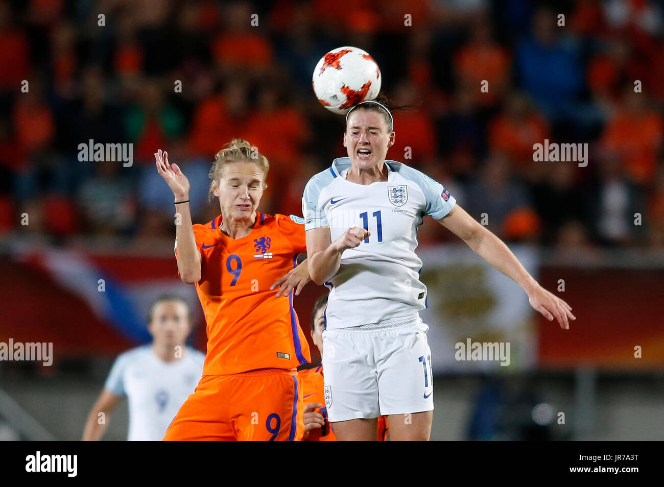 Enschede, Pays-Bas. 3e août, 2017. Vivianne Miedema (L) des Pays-Bas se bat avec Jade Moore de l'Angleterre au cours d'une des femmes de l'UEFA EURO 2017 Tournoi de soccer match de demi-finale entre les Pays-Bas et l'Angleterre à Enschede, aux Pays-Bas, du 3 août 2017. Pays-bas a gagné le match avec 3-0. Credit : Ye Pingfan/Xinhua/Alamy Live News Banque D'Images