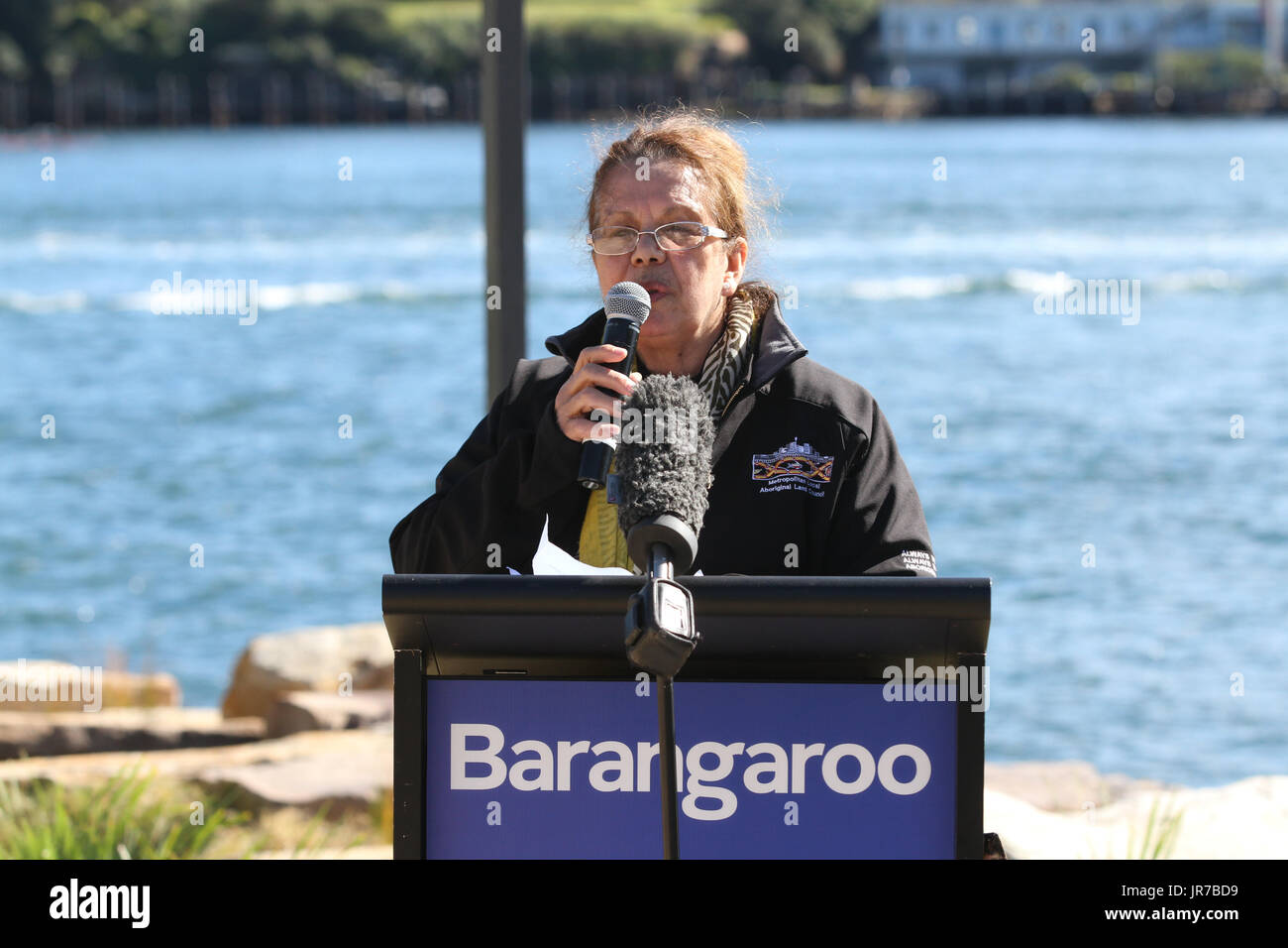 Sydney, Australie. 4 août 2017. Photo : Ann Weldon de la région métropolitaine Conseil foncier autochtone locale donne la bienvenue à 'Pays'. Sculpture à Barangaroo, présenté en partenariat avec l'autorité chargée de la livraison et la Sculpture Barangaroo par la mer, a son lancement médiatique sur à Barangaroo réserver. Le lancement a fourni un premier regard sur l'exposition de cette année à la plus spectaculaire de Sydney Harbour Foreshore réserver. Crédit : Richard Milnes/Alamy Live News Banque D'Images