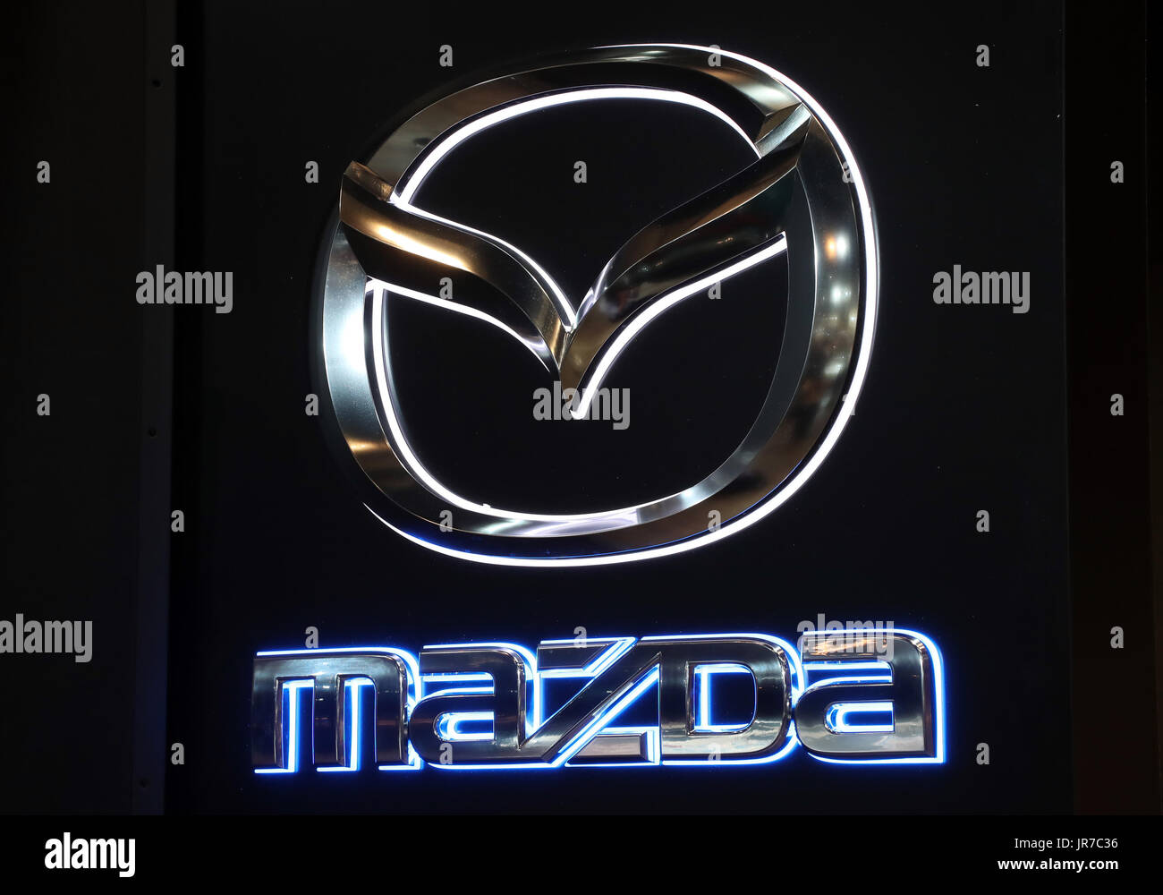Chiba, Japon. 4e août, 2017. Constructeur automobile japonais Mazda marque logo s'affiche en deux jours une exposition de véhicules historiques du Conseil de l'automobile à Chiba, suburban Tokyo le Vendredi, Août 4, 2017. Toyota et Mazda envisagent de faire un tie-up, News a signalé. Credit : Yoshio Tsunoda/AFLO/Alamy Live News Banque D'Images