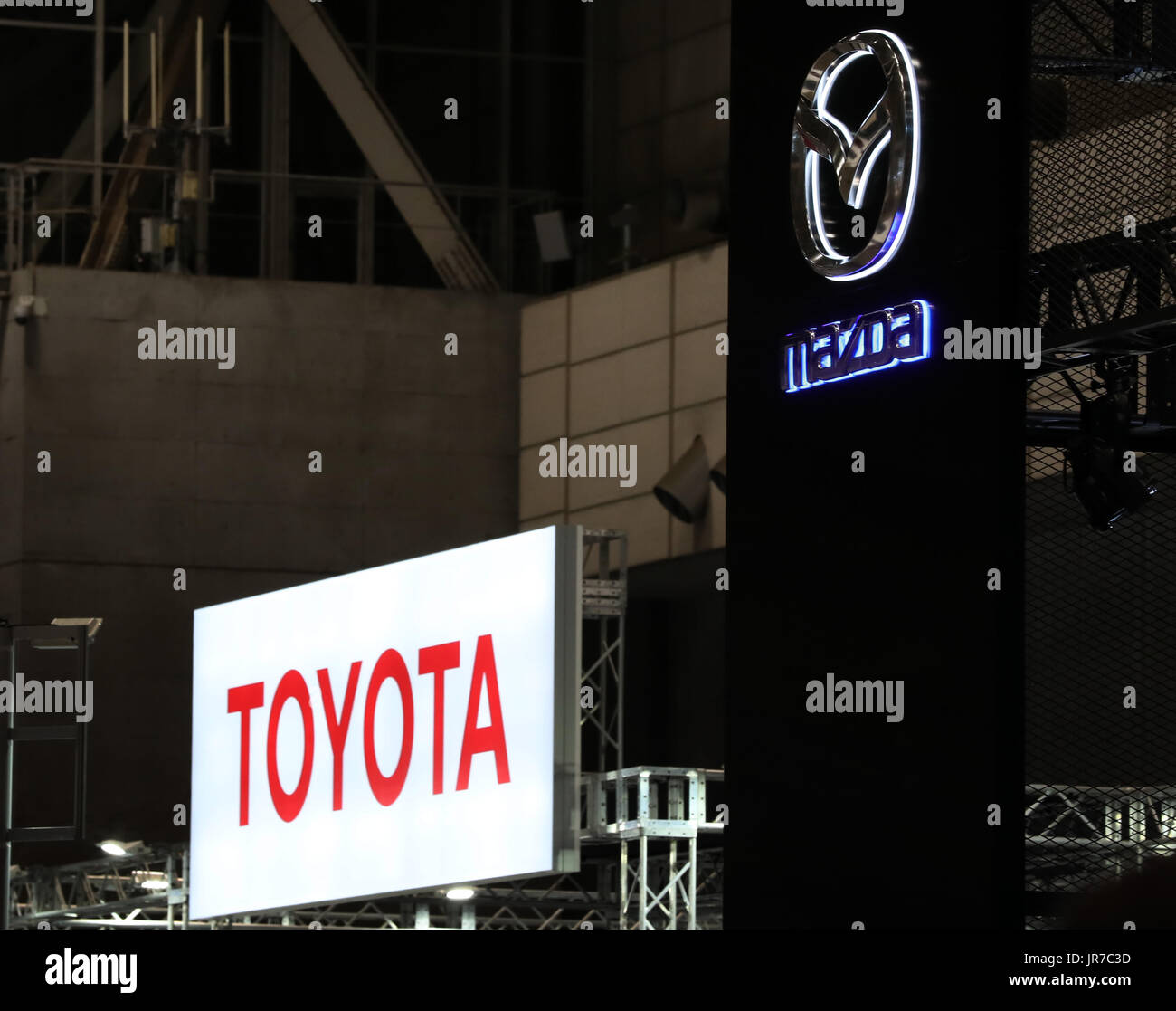 Chiba, Japon. 4e août, 2017. Les constructeurs automobiles japonais Nissan et Mazda marque logo sont affichés en deux jours une exposition de véhicules historiques du Conseil de l'automobile à Chiba, suburban Tokyo le Vendredi, Août 4, 2017. Toyota et Mazda envisagent de faire un tie-up, News a signalé. Credit : Yoshio Tsunoda/AFLO/Alamy Live News Banque D'Images