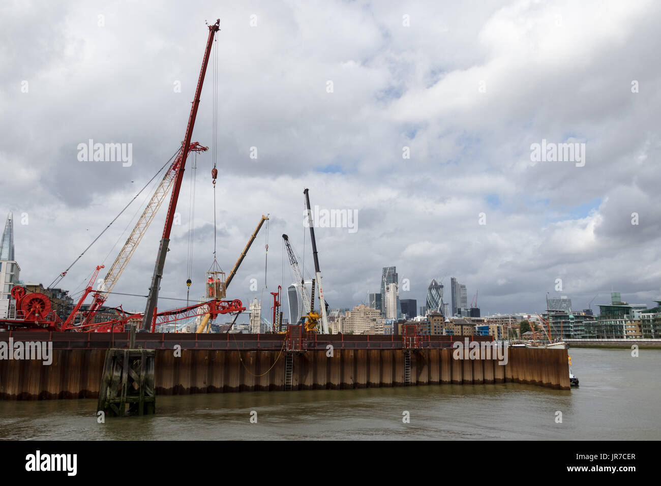 Londres, Royaume-Uni. 3 août 2017. Les travaux de construction se déroulant au Cabinet Wharf site sur la Tamise près de Tower Bridge. La Thames Tunnel Tideway sera une sous-construction 16 km tunnel passant sous la section des marées de la Tamise pour traiter les eaux usées et les rejets d'eau de pluie qu'en ce moment déborder dans la rivière. À partir de 2016, la construction de la Thames Tunnel Tideway prendra sept à huit ans, en donnant une date de réalisation des objectifs de 2023 et coûtera environ 4,2 milliards €. Credit : Vickie Flores/Alamy Live News Banque D'Images