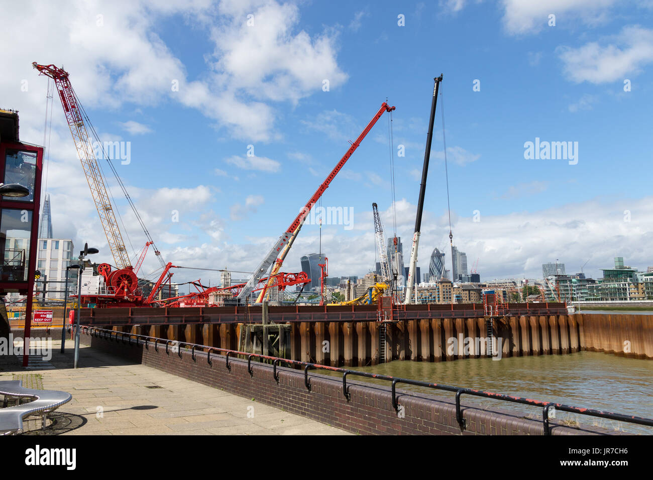 Londres, Royaume-Uni. 3 août 2017. Les travaux de construction se déroulant au Cabinet Wharf site sur la Tamise près de Tower Bridge. La Thames Tunnel Tideway sera une sous-construction 16 km tunnel passant sous la section des marées de la Tamise pour traiter les eaux usées et les rejets d'eau de pluie qu'en ce moment déborder dans la rivière. À partir de 2016, la construction de la Thames Tunnel Tideway prendra sept à huit ans, en donnant une date de réalisation des objectifs de 2023 et coûtera environ 4,2 milliards €. Credit : Vickie Flores/Alamy Live News Banque D'Images