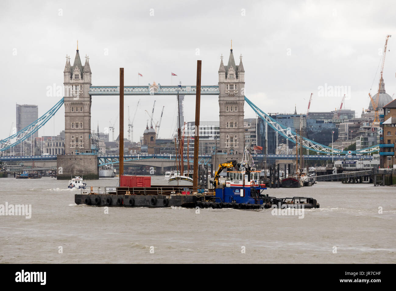 Londres, Royaume-Uni. 3 août 2017. Le trafic de construction sur la Tamise en passant le Tower Bridge. La Thames Tunnel Tideway sera une sous-construction 16 km tunnel passant sous la section des marées de la Tamise pour traiter les eaux usées et les rejets d'eau de pluie qu'en ce moment déborder dans la rivière. À partir de 2016, la construction de la Thames Tunnel Tideway prendra sept à huit ans, en donnant une date de réalisation des objectifs de 2023 et coûtera environ 4,2 milliards €. Credit : Vickie Flores/Alamy Live News Banque D'Images