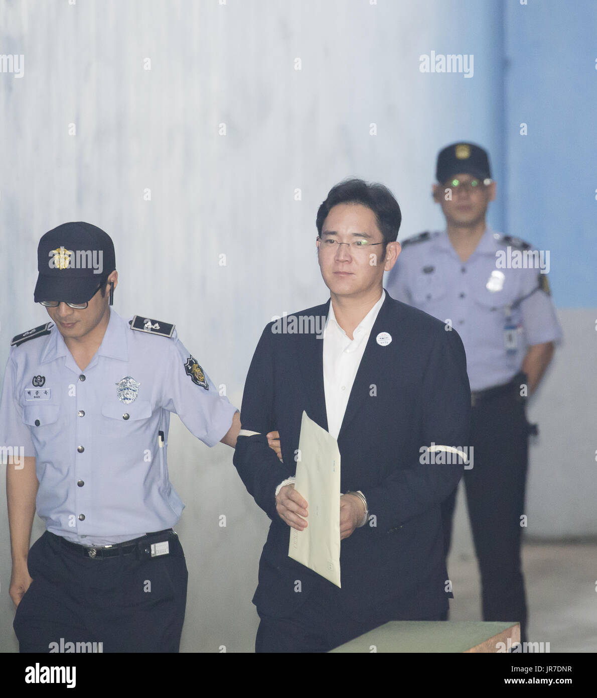 Lee Jae-Yong, le 4 août 2017 : Vice-président de Samsung Electronics Lee Jae-Yong (C) arrive à la Cour du District Central de Séoul d'une prison avant son procès à Séoul, Corée du Sud. Lee était accusé de corruption liés à la fusion de deux des filiales de Samsung impliquant l'ancien président Park Geun-hye. Credit : Lee Jae-Won/AFLO/Alamy Live News Banque D'Images