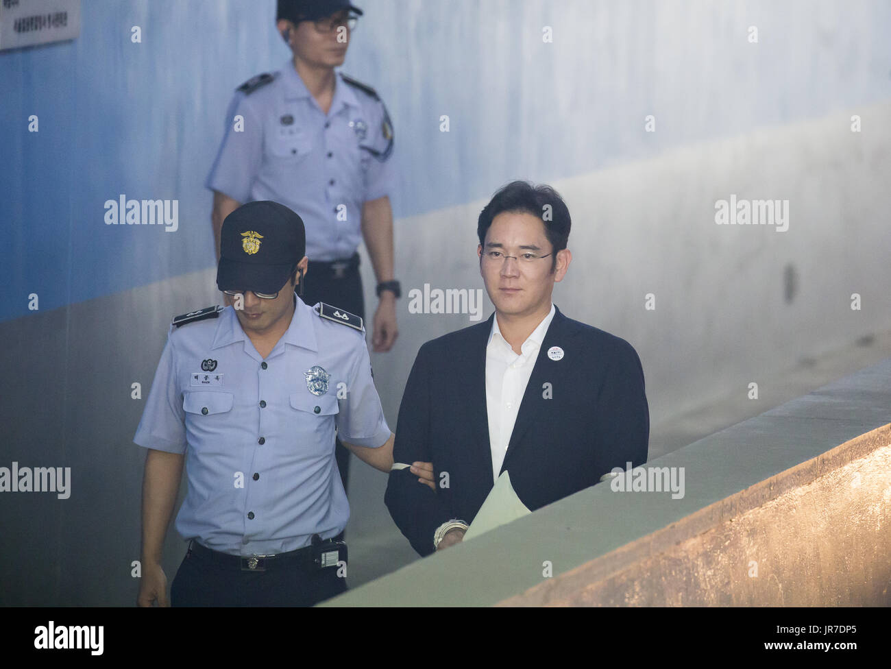 Lee Jae-Yong, le 4 août 2017 : Vice-président de Samsung Electronics Lee Jae-Yong (C) arrive à la Cour du District Central de Séoul d'une prison avant son procès à Séoul, Corée du Sud. Lee était accusé de corruption liés à la fusion de deux des filiales de Samsung impliquant l'ancien président Park Geun-hye. Credit : Lee Jae-Won/AFLO/Alamy Live News Banque D'Images