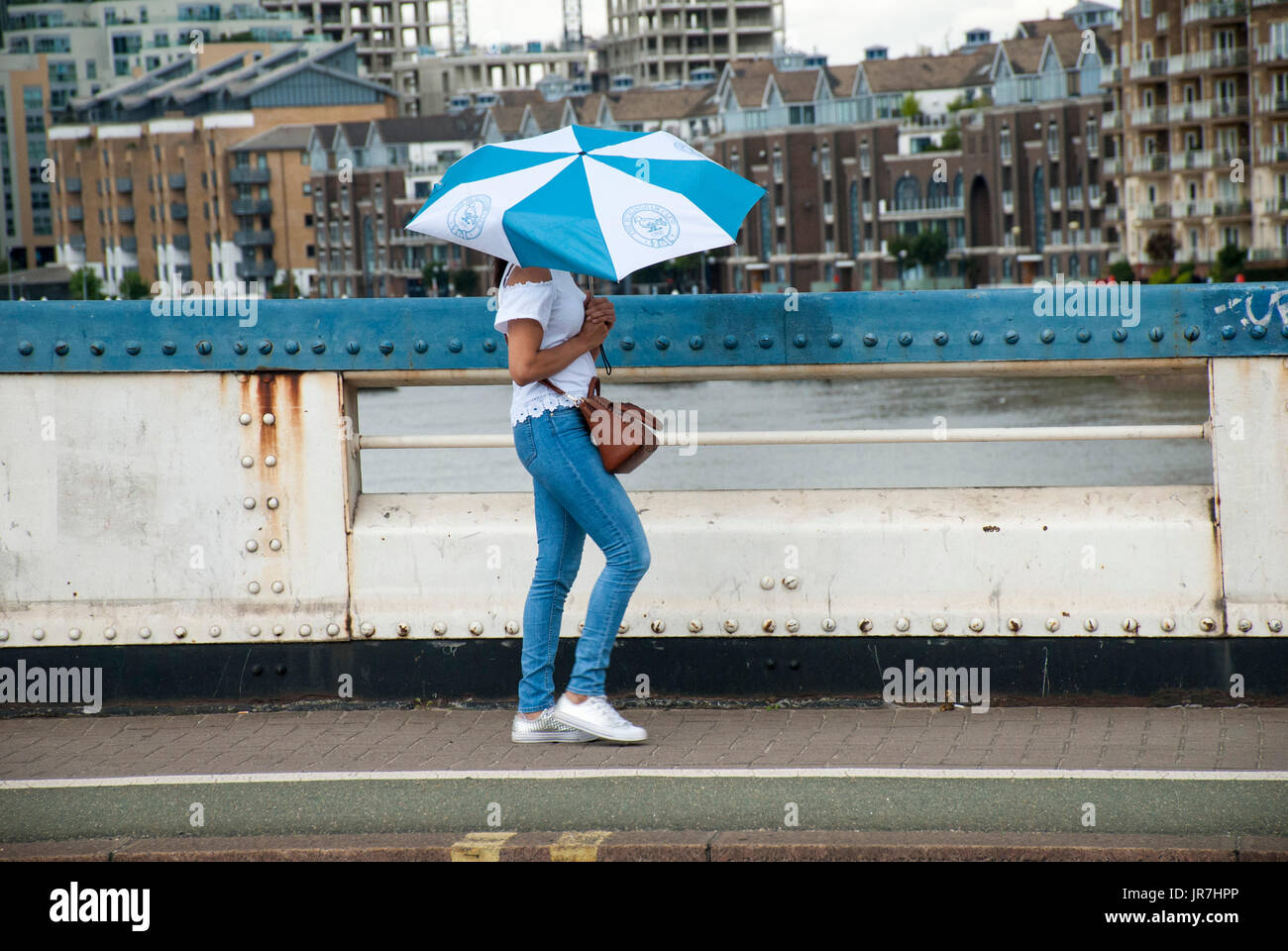 Londres, Royaume-Uni. Le 04 août, 2017. Météo britannique. Soleil et gratuites le vendredi après-midi sur Wandsworth Bridge sur la Tamise. Credit : JOHNNY ARMSTEAD/Alamy Live News Banque D'Images