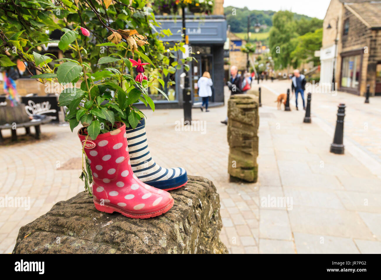 Bottes Wellington utilisé était de pots à Hebden Bridge, West Yorkshire, Royaume-Uni Banque D'Images