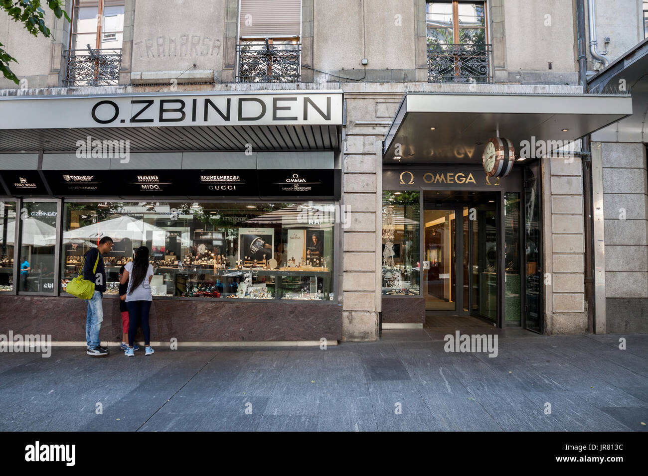 Genève, SUISSE - 19 juin 2017 : typique des montres de luxe et bijoux boutique dans le centre de Genève. Les montres suisses sont un symbole de la savoir suisse h Banque D'Images