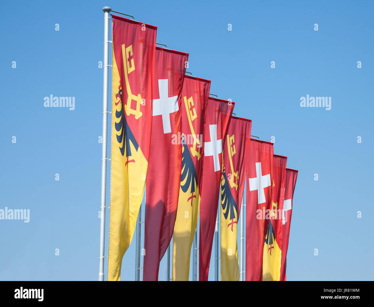 Drapeaux de Genève et de la Suisse la levée dans le vent à Genève, l'un des centres financiers et economyc du pays Photo de Genève et drapeau suisse Banque D'Images