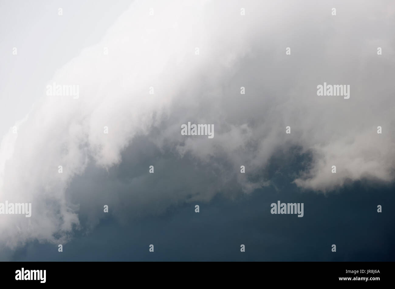 Dramatique nuages gris orageux dans le ciel de jour avant l'orage Banque D'Images