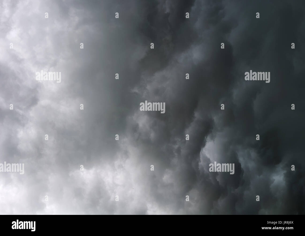 Dramatique nuages gris orageux dans le ciel de jour avant l'orage Banque D'Images