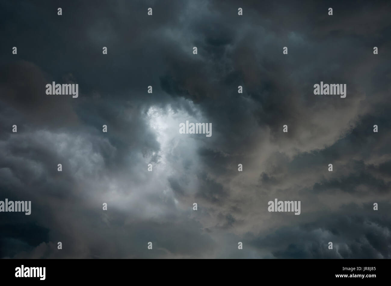 Dramatique nuages gris orageux dans le ciel de jour avant l'orage Banque D'Images