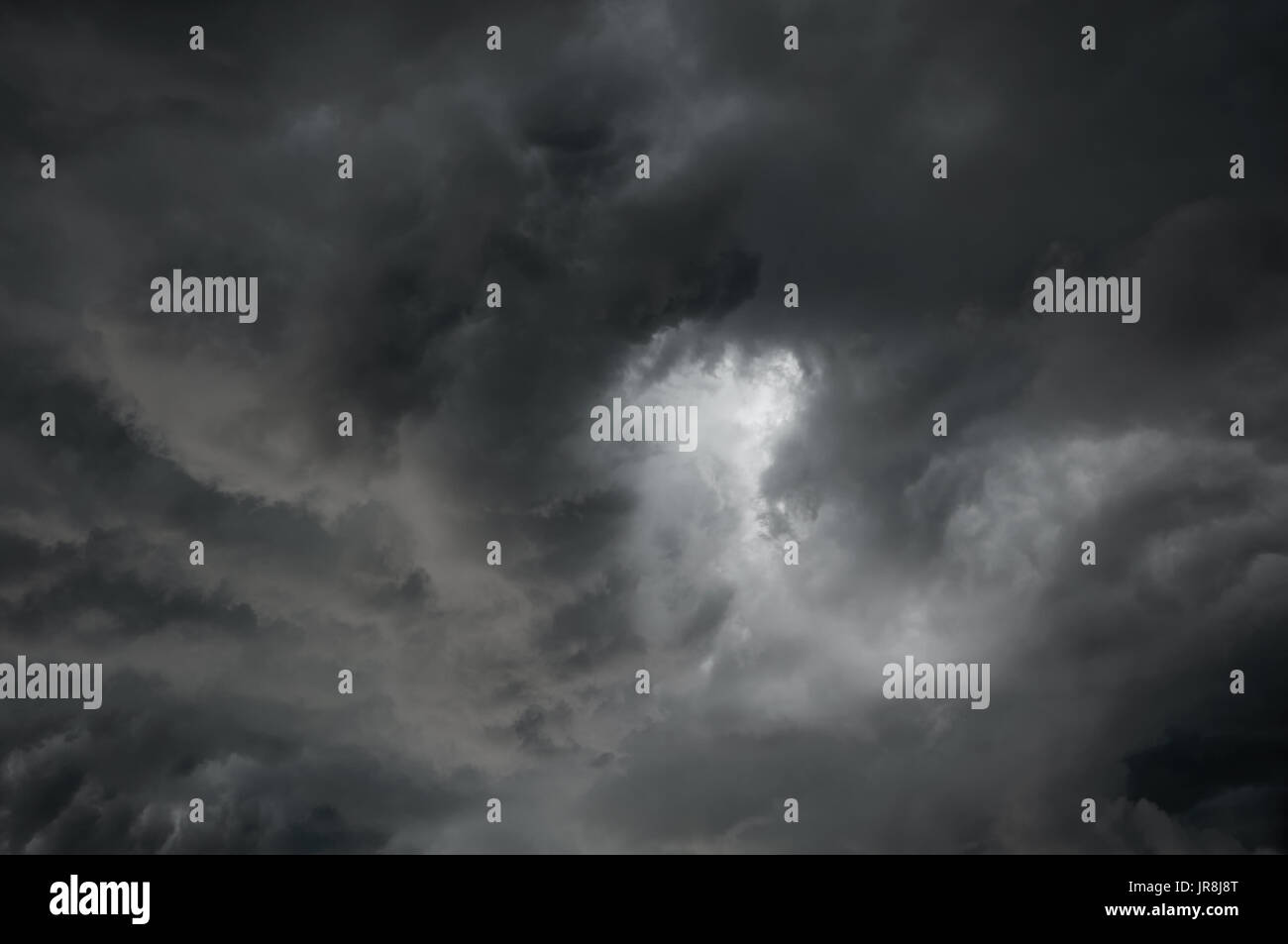 Dramatique nuages gris orageux dans le ciel de jour avant l'orage Banque D'Images