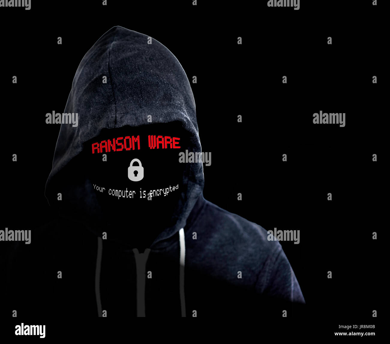 Anonyme inconnu à capuchon avec un ordinateur ransomeware criminel menace à la place de son visage sans visage Banque D'Images