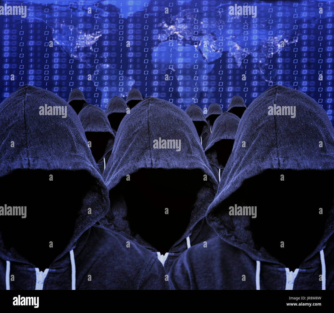 Masse à capuchon de pirate informatique sans visage inconnu et cyber-criminels avec une carte du monde de l'utilisation d'internet et le code binaire Banque D'Images