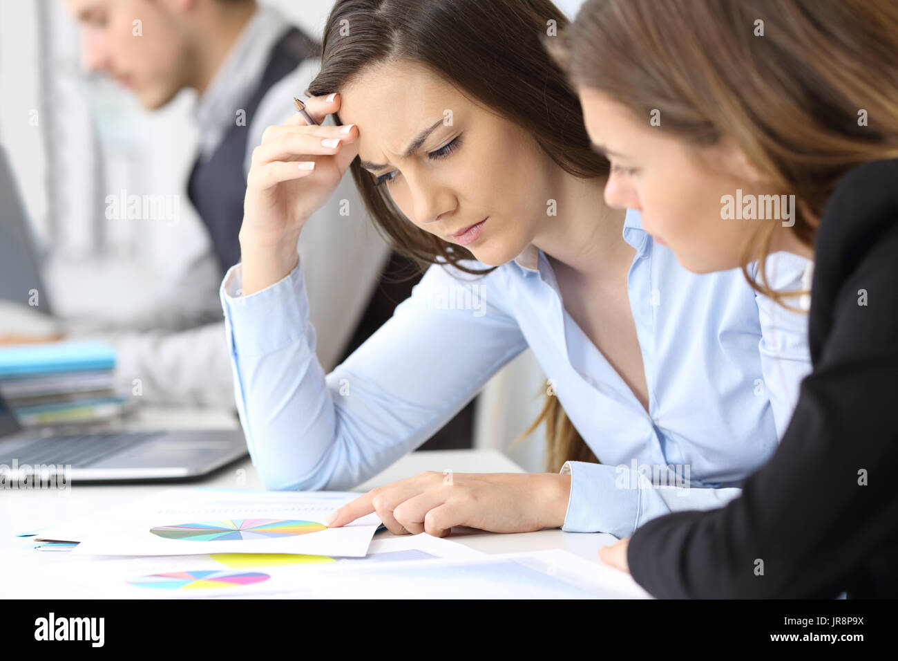 Deux femmes d'analyser la croissance inquiète papier graphiques at office Banque D'Images