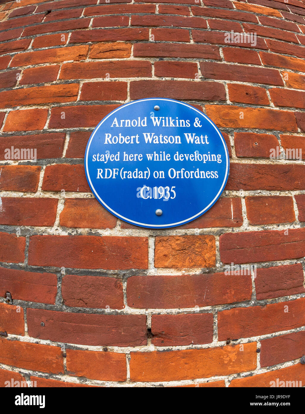 Wilkiins blue badge d'Arnold et Robert Watson Watt en choisissant la Couronne et Castle pub à Orford. Banque D'Images