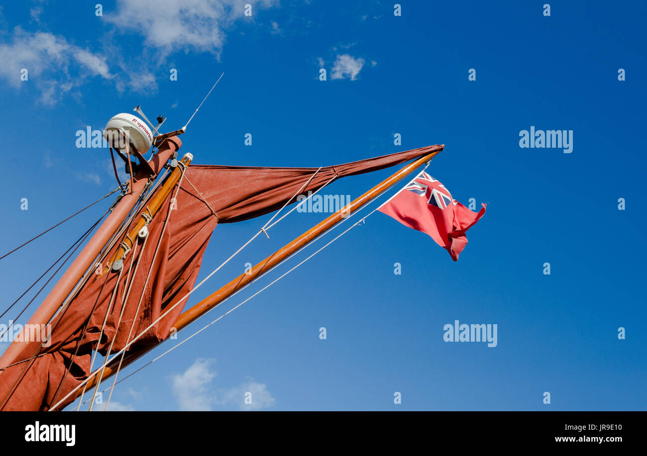 Red Ensign sur un mât en bois Banque D'Images