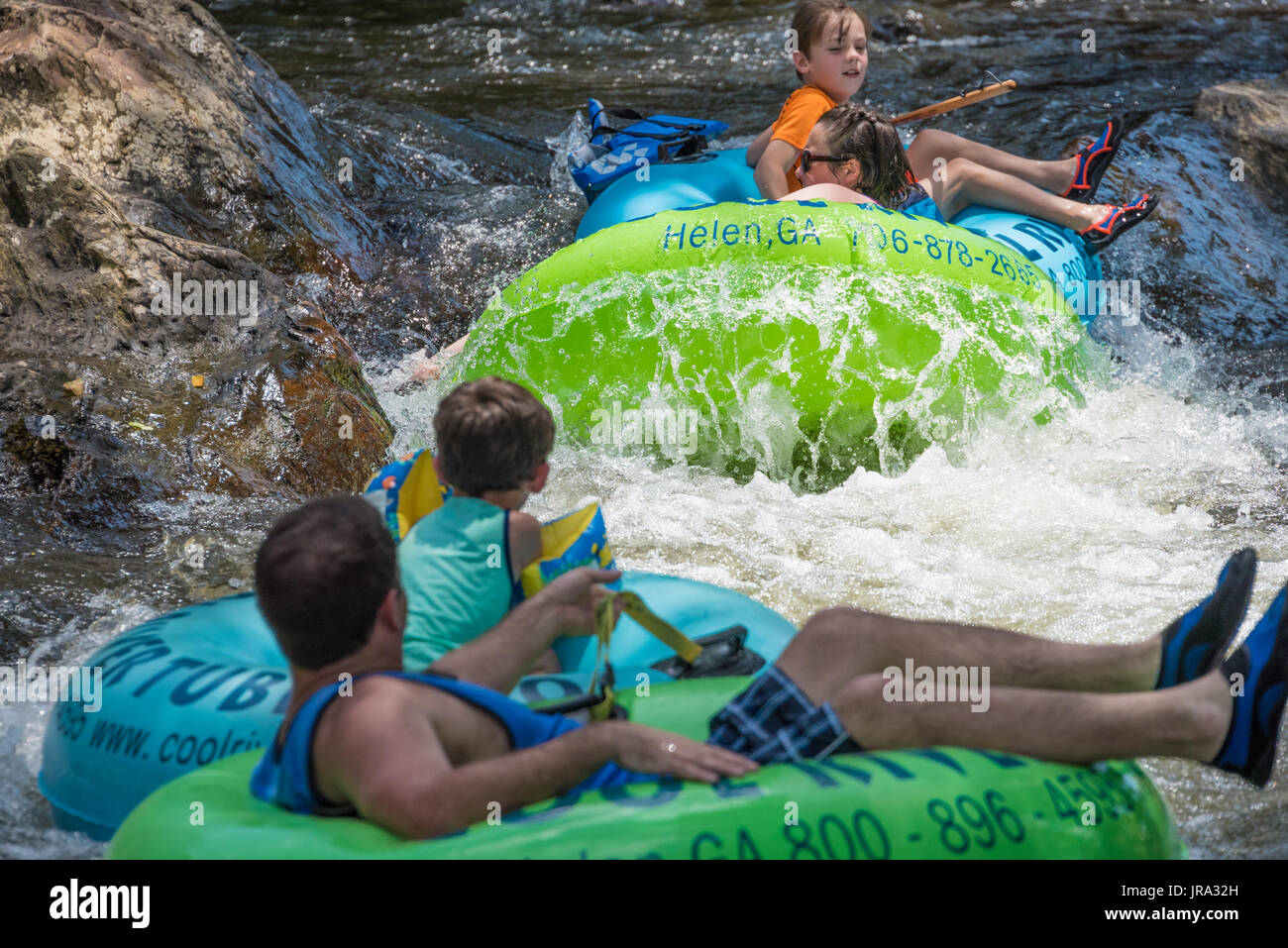 Famille d'été tractée la Chattahoochee River dans le centre-ville d'Helen, la Géorgie dans les Blue Ridge Mountains. (USA) Banque D'Images