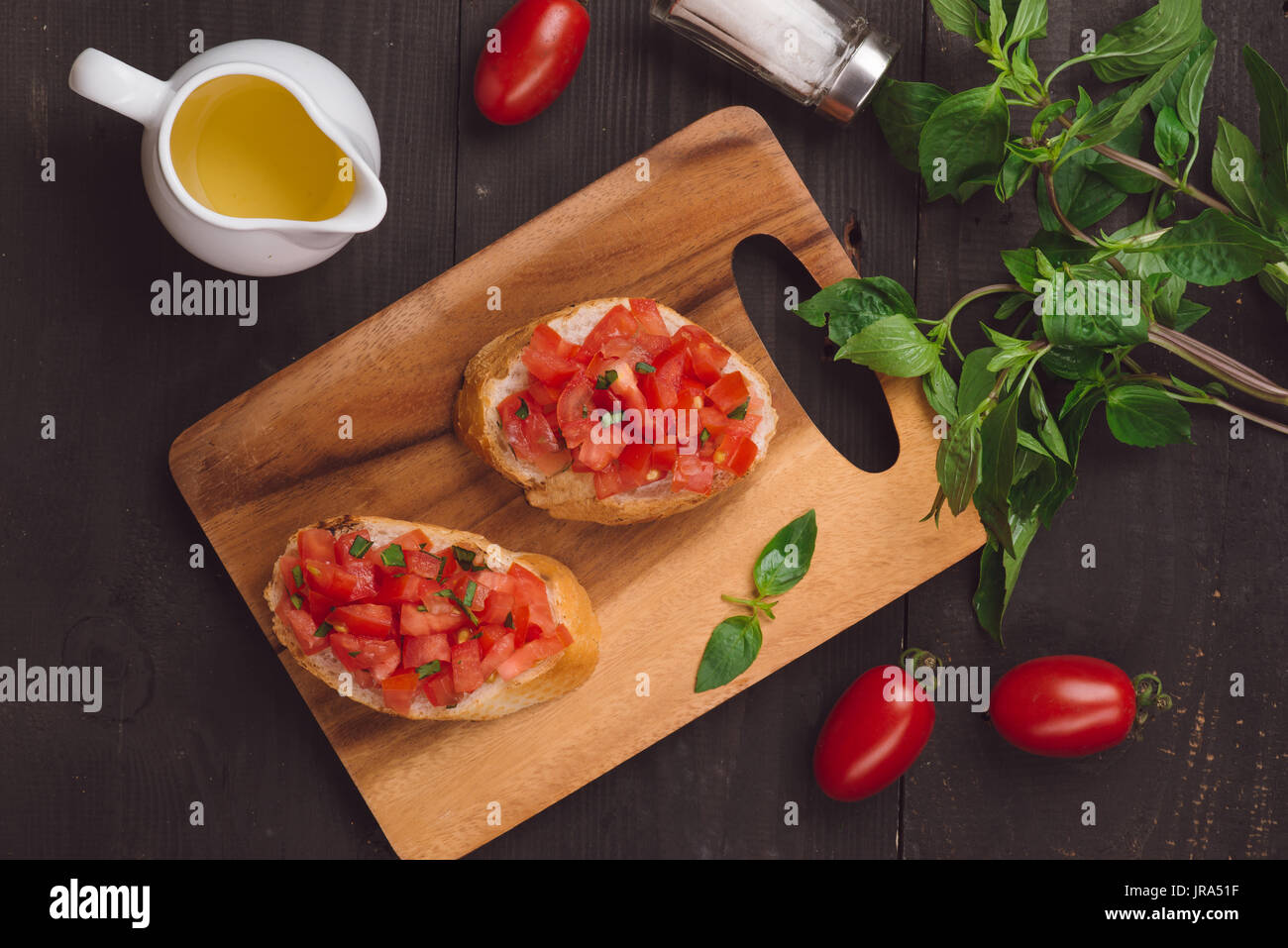 Apéritif bruschettas aux tomates, olives et d'herbes. La cuisine Italienne Banque D'Images
