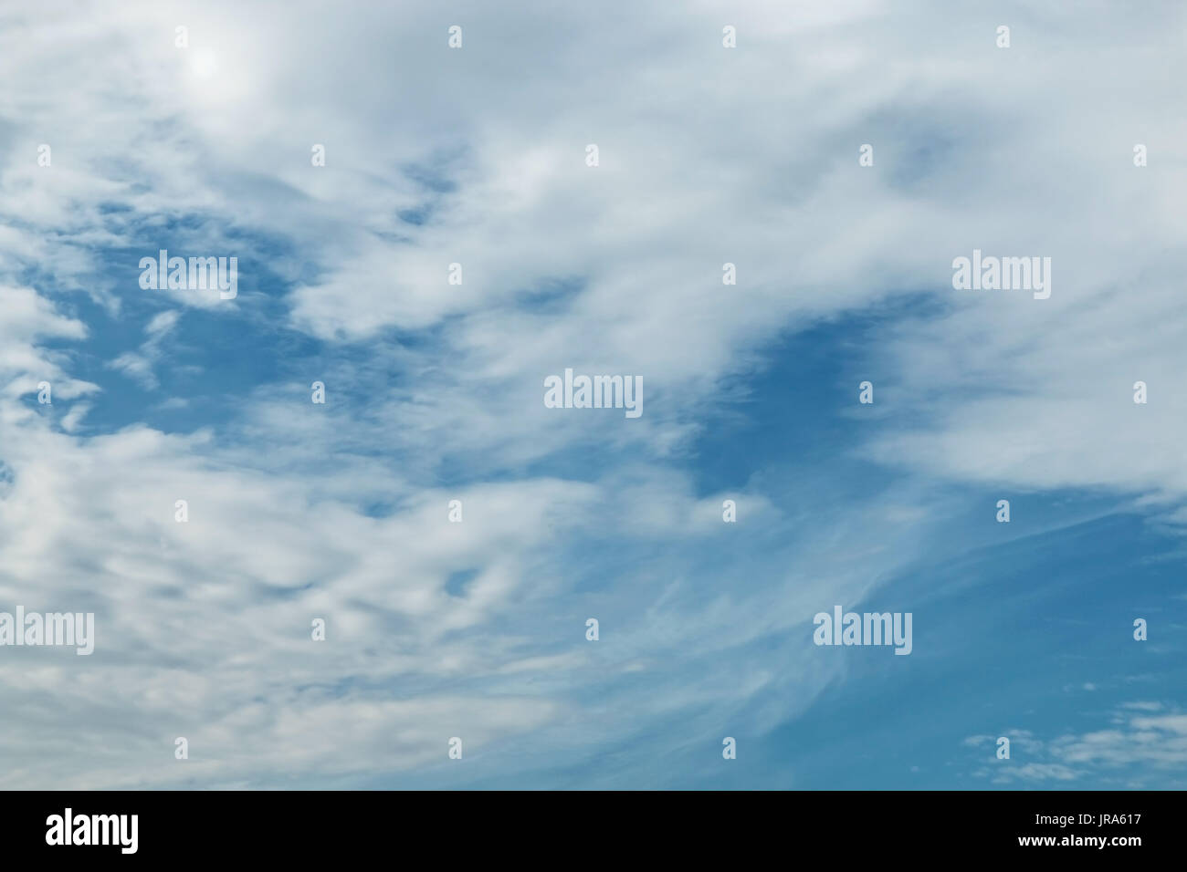 Ciel bleu avec des nuages de fond Banque D'Images