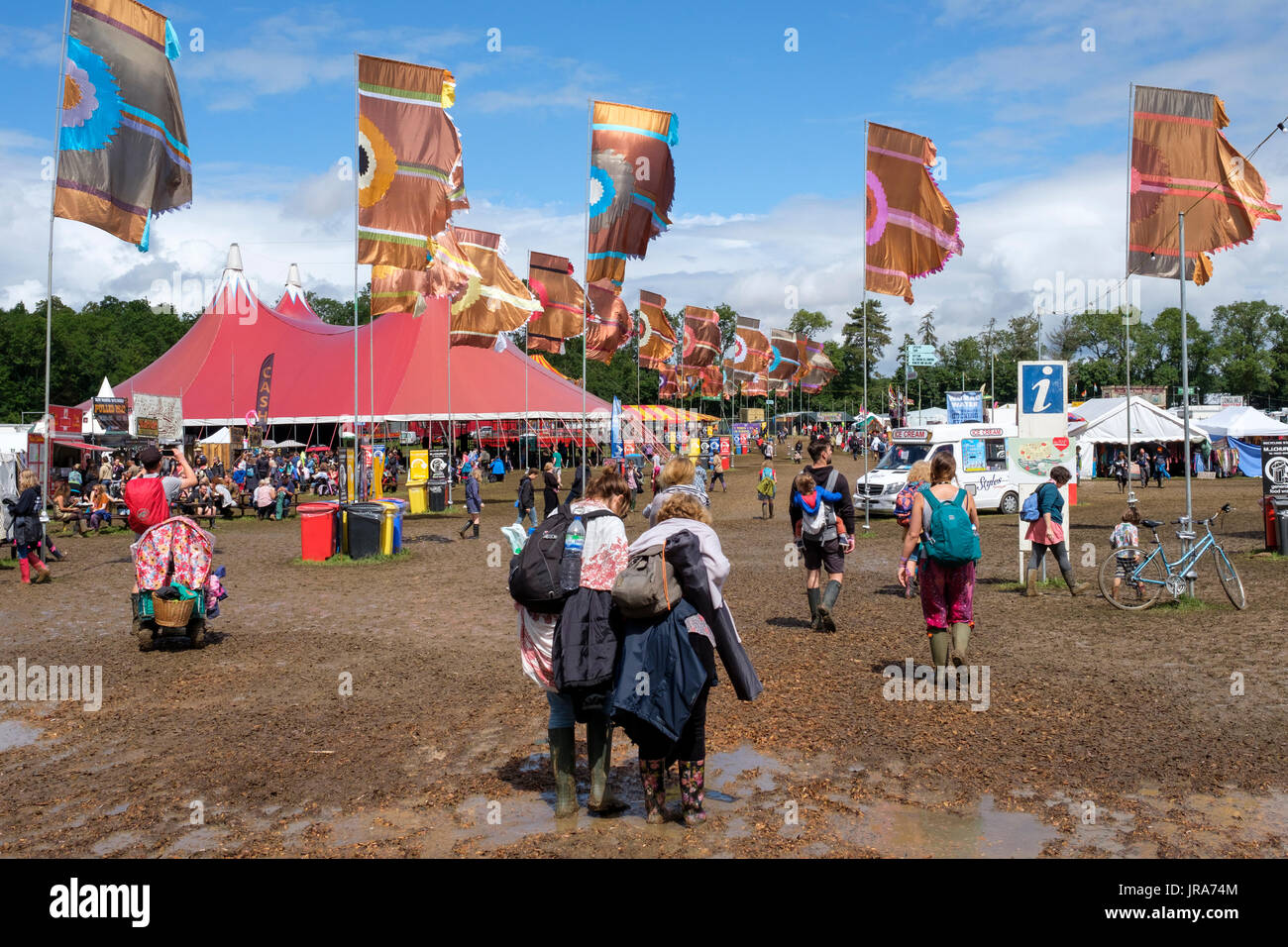 Scène de foule et la grande tente rouge, Festival WOMAD, Charlton Park, Malmesbury, Wiltshire, Angleterre, Juillet 30, 2017 Banque D'Images