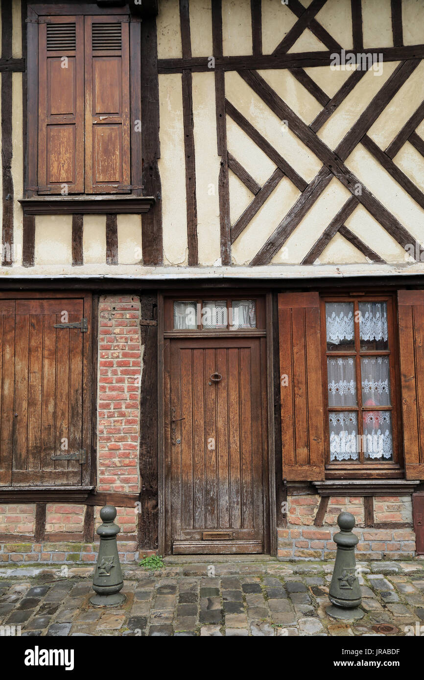 Portes et fenêtres à volets sur la moitié bâtiment à colombages, rue motte, Amiens, somme, hauts de france, france Banque D'Images