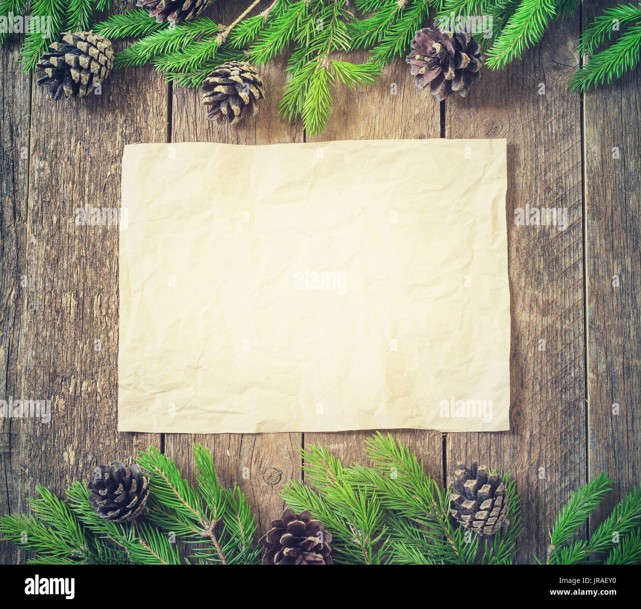 Cadre de la carte avec des branches de sapin avec de nouveaux jouets de l'année sur un fond de bois toning Banque D'Images