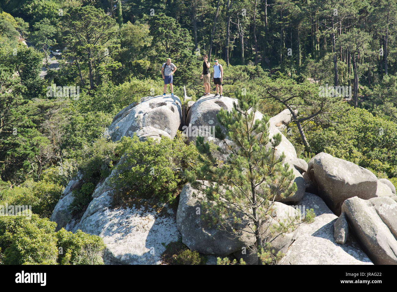 Les touristes passant par-dessus les rochers dans le Parc National de Pena à Sintra au Portugal Banque D'Images