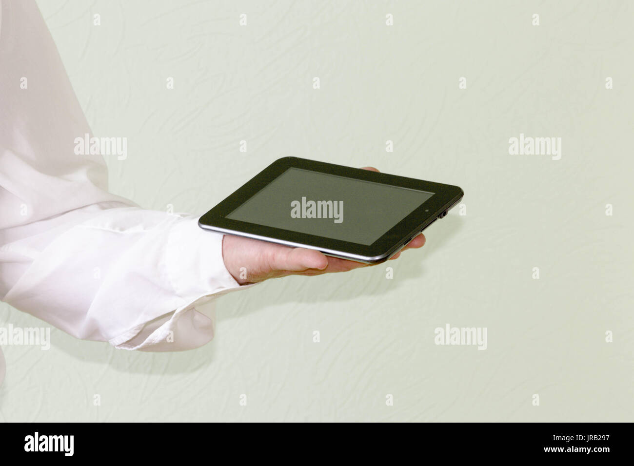 Concept d'entreprise. L'homme à l'âge de tenir une tablette noire dans sa main. L'espace vide pour le texte. La photo pour votre conception Banque D'Images