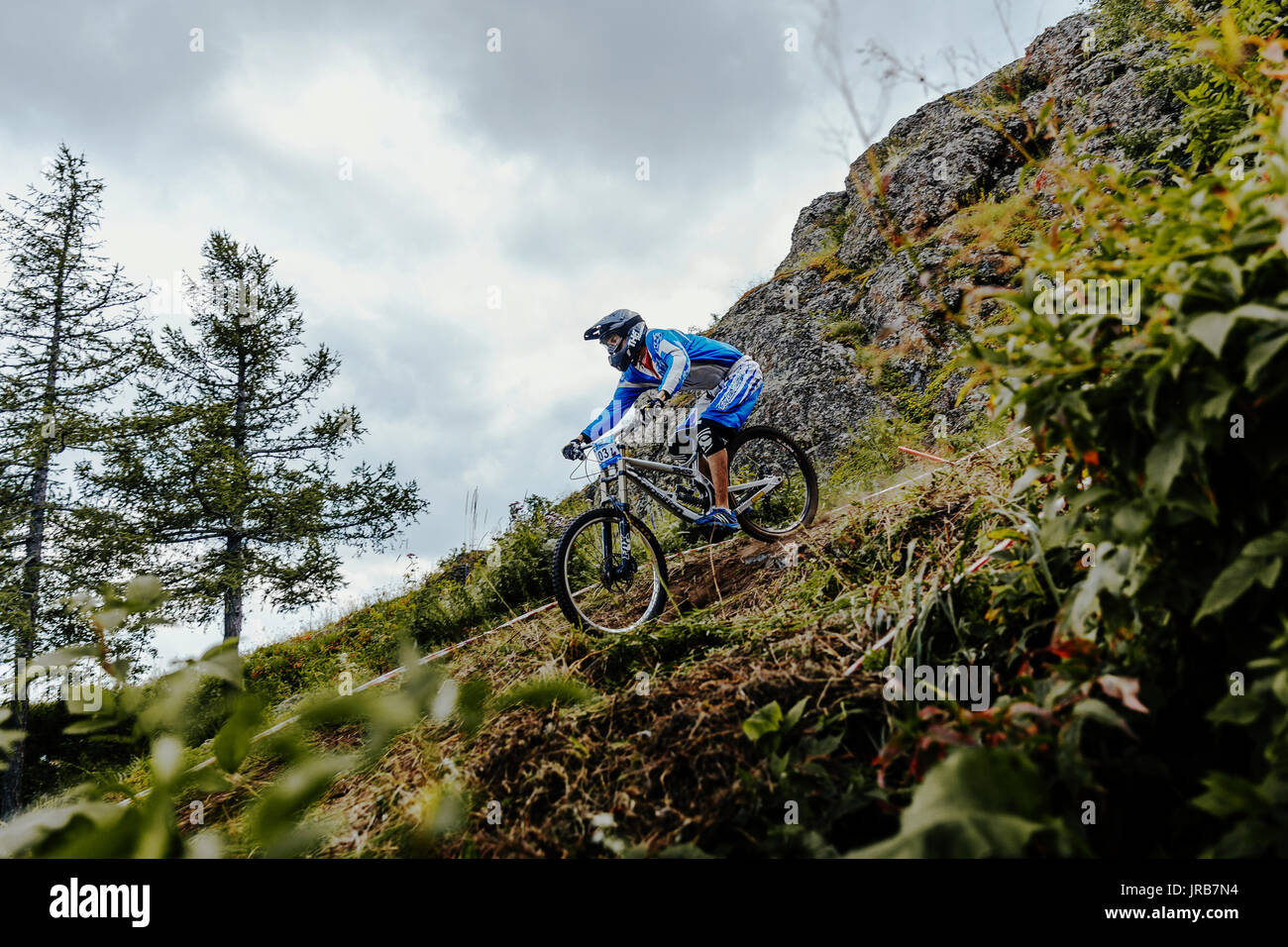 Rider sur mountain bike downhill et piste en forêt pendant la descente du championnat national Banque D'Images