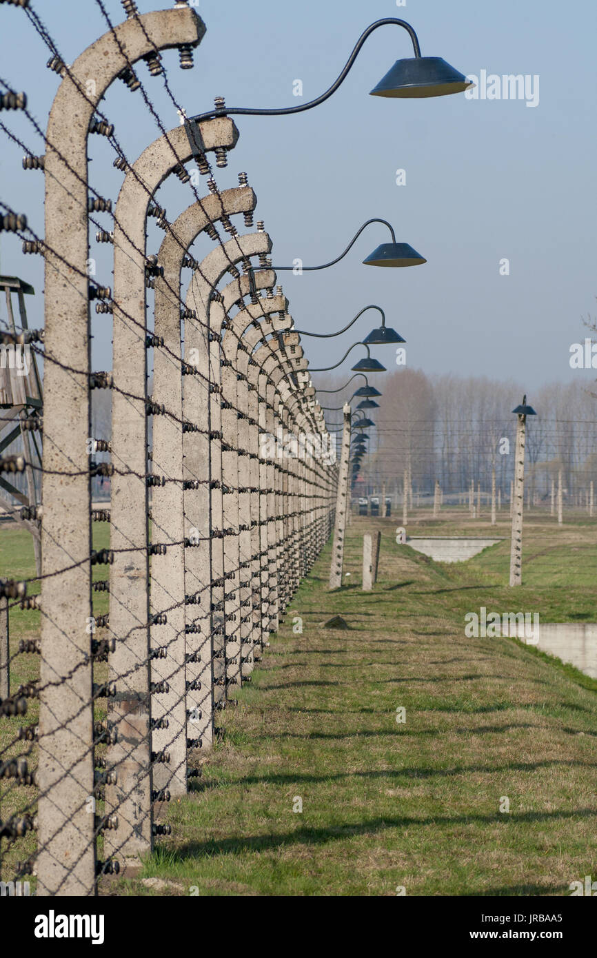 Clôture en fil barbelé électrique avec lampes à Auschwitz Birkenau camp de concentration en Pologne, oswiecim, malopolska Banque D'Images