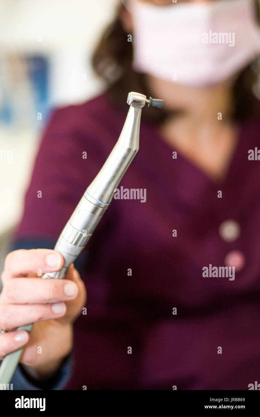 Pièce à main dentaire Hygiéniste dentaire démontrant avec tête en caoutchouc pour le polissage des dents Banque D'Images