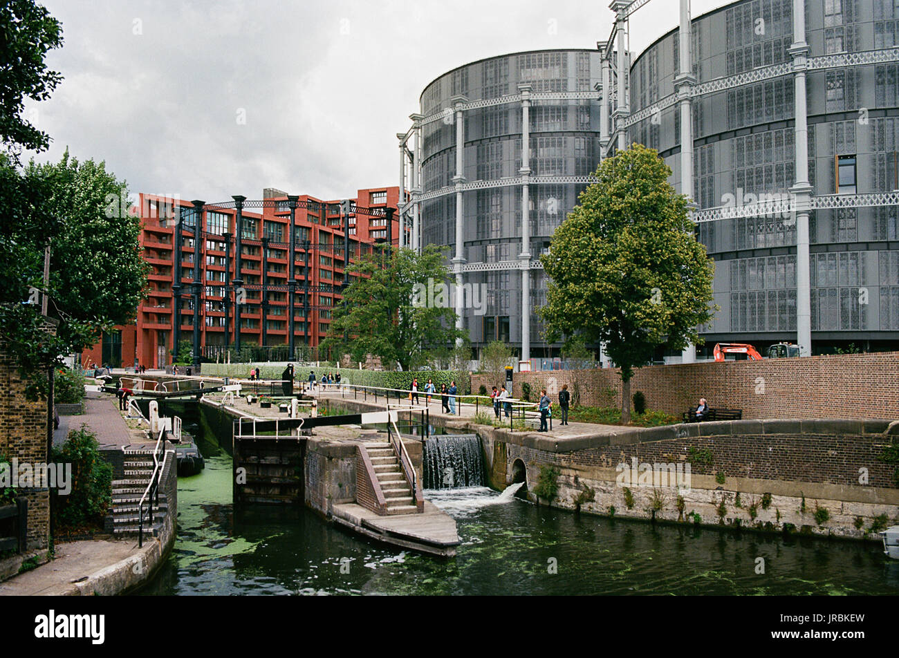 Les détenteurs de gaz converti en gaz au parc Titulaire, Kings Cross, London UK, St Pancras avec serrure sur le Regents Canal et les piétons Banque D'Images