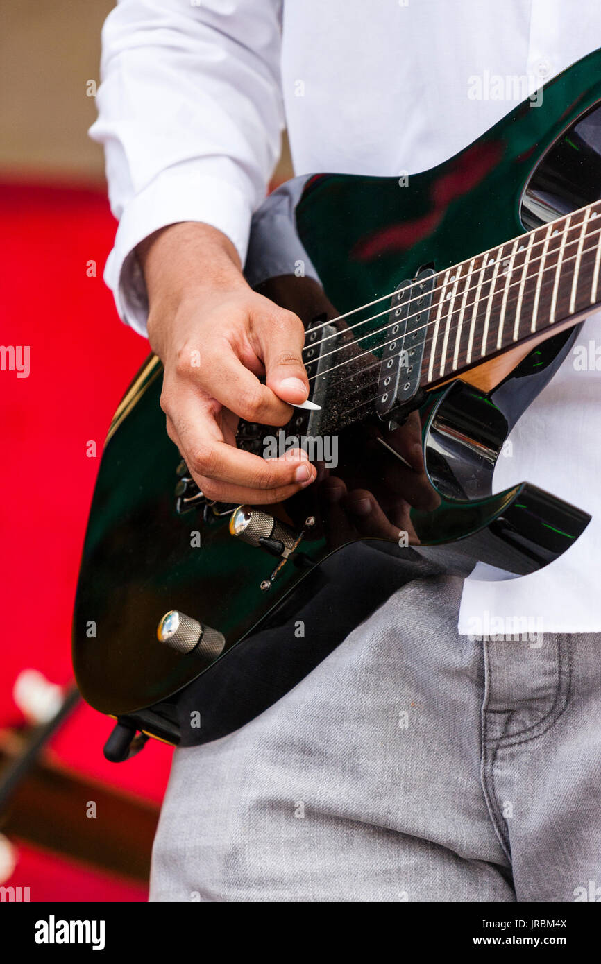 Black hand holding médiator et jouer au black guitare électrique, Close up  Photo Stock - Alamy