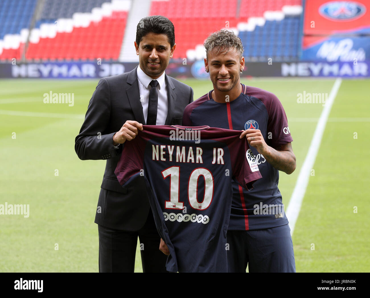 Aux côtés pitchside Neymar Paris Saint Germain président Nasser Al-Khelaifi après une conférence de presse au Parc des Princes, après son record du monde £200millions de transfert du FC Barcelone à Paris Saint Germain. Banque D'Images