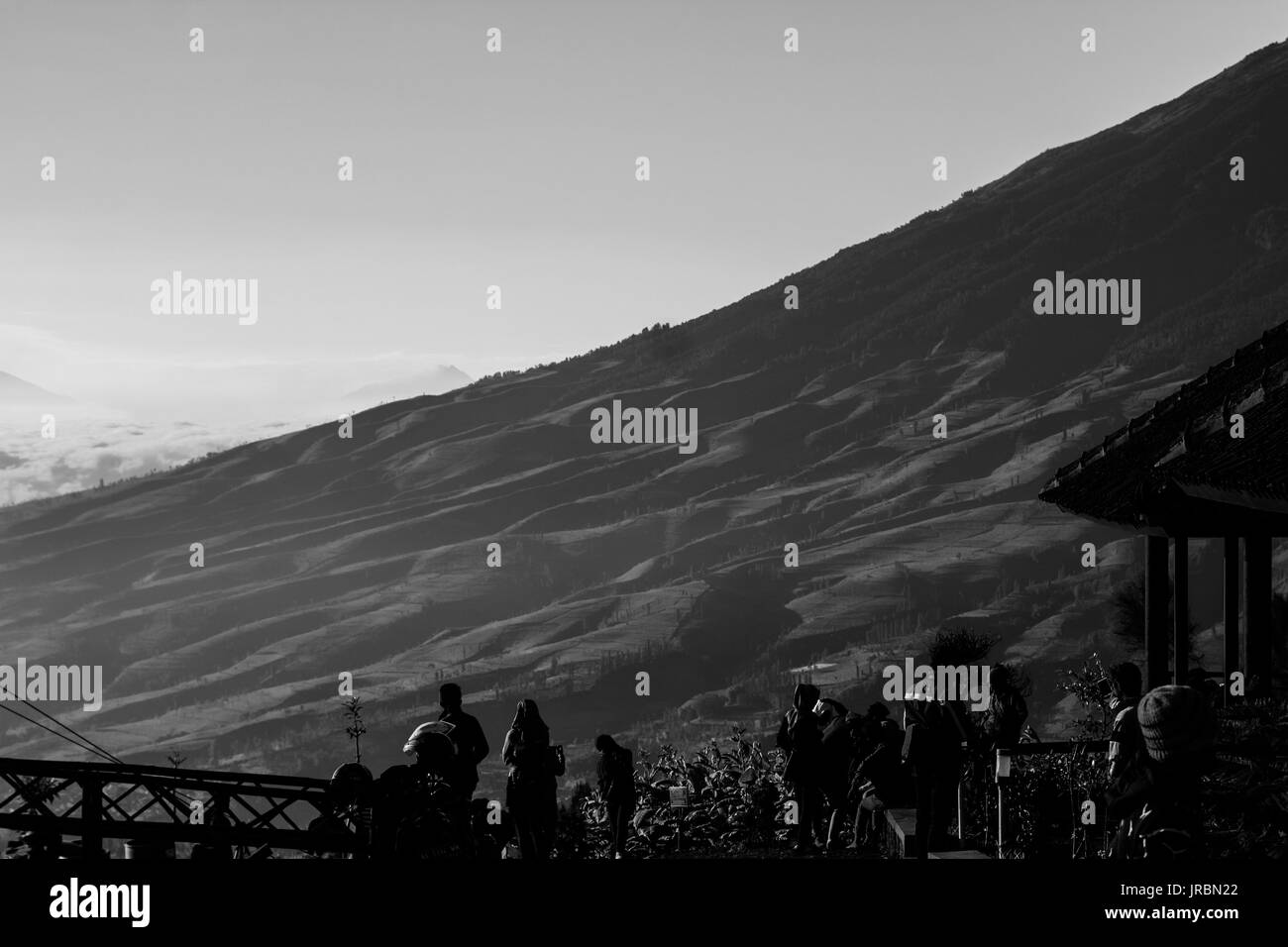 Les gens à la maison après voir le lever du soleil dans une colline, pris dans Posong, Temanggung, Central Java, Indonésie. Banque D'Images