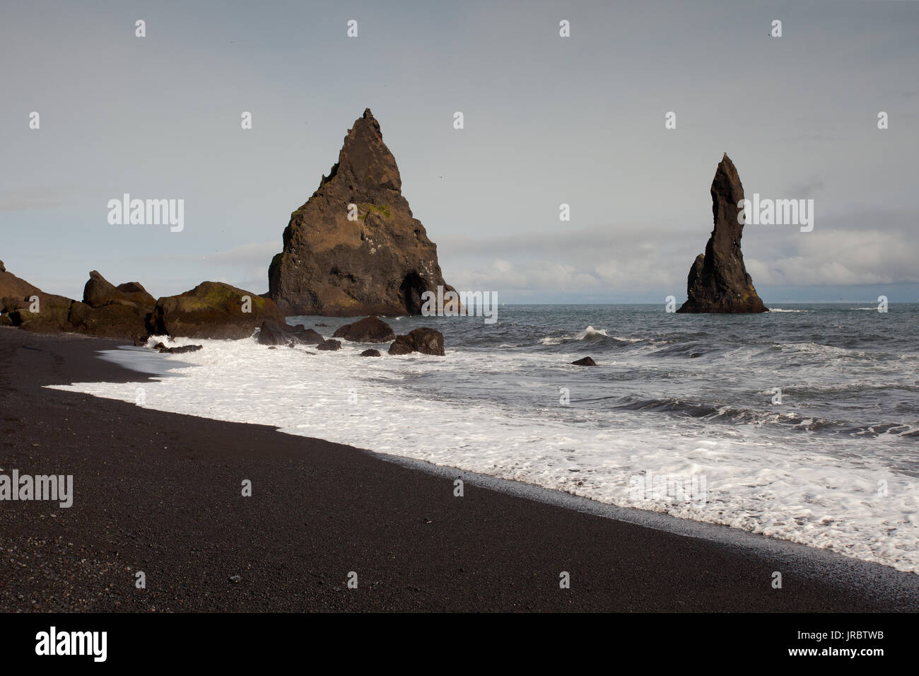 Plage de sable noir de Reynisfjara qui jouit Banque D'Images