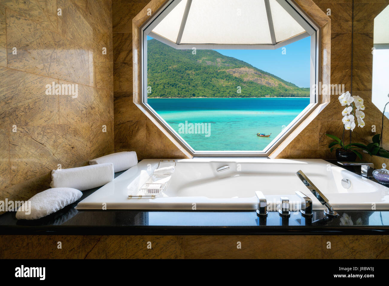 Luxury design intérieur magnifique sur beach resort, fenêtre de la salle de bains Vue sur la mer bleu clair, les vacances d'été à Phuket, Thaïlande. L'été, les voyages, Va Banque D'Images