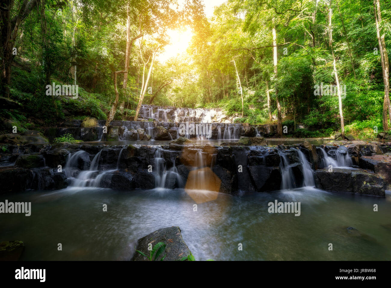 Sam Fil Cascade est belle cascade en forêt tropicale, Saraburi province, la Thaïlande. Banque D'Images