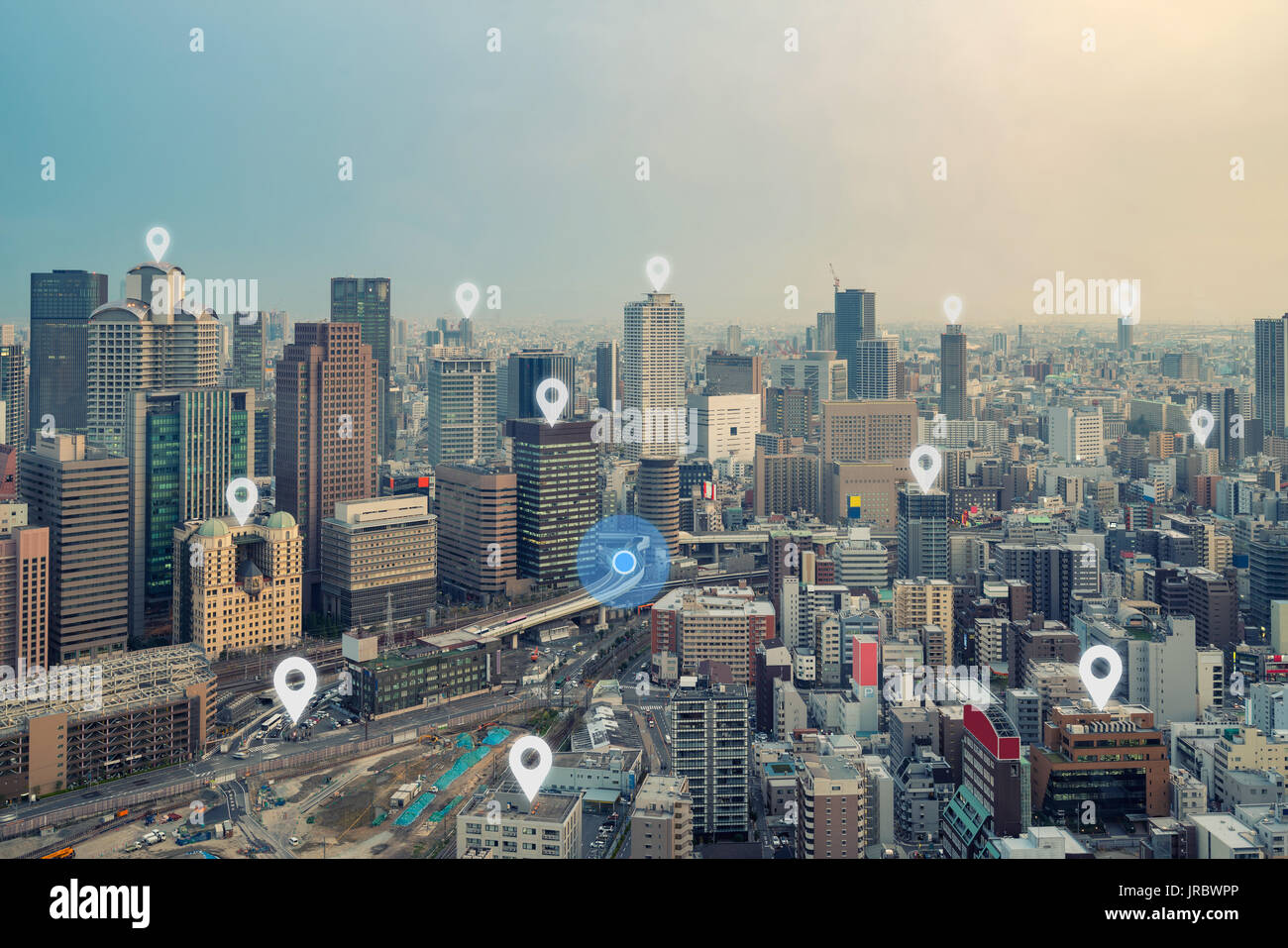 Situation de la recherche sur la carte et la broche au-dessus de la ville d'Osaka et la connexion réseau, internet des objets, le concept de système de navigation par satellite Banque D'Images